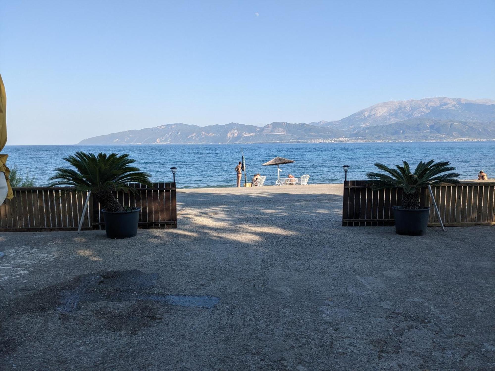 Nafpaktos Beach Apartment Екстер'єр фото